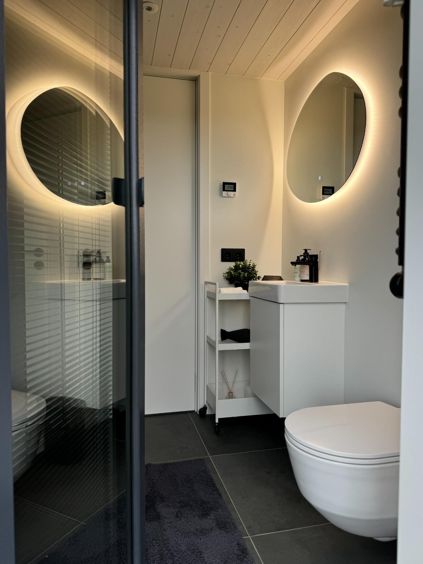 VANNAS ISTABA (uzspied lai apskatīt vairāk attēlus)